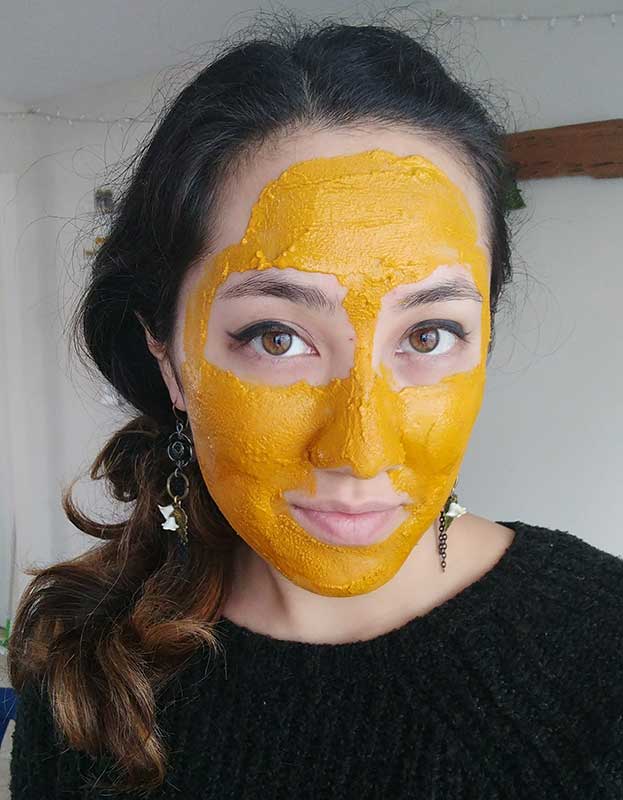 Mask sour cream and turmeric Do not
